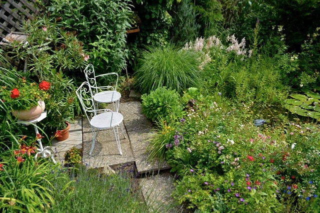 Seat in the garden with white chairs